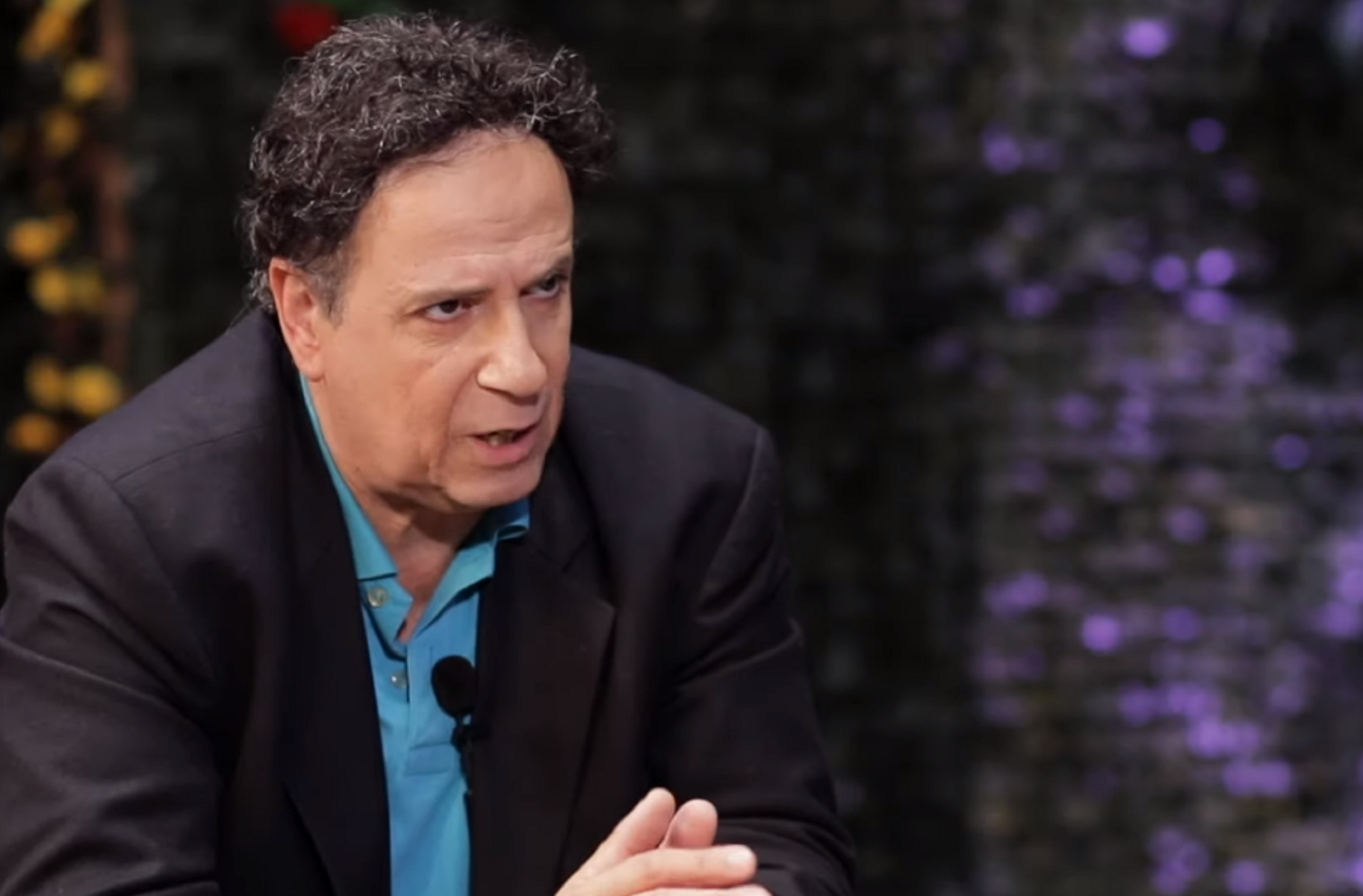 Χάρης Ρώμας θέατρο: Μεταφέρει θεατρικά την ταινία «Ο Κλέαρχος, η Μαρίνα και ο κοντός» – Ποιοι θα παίξουν