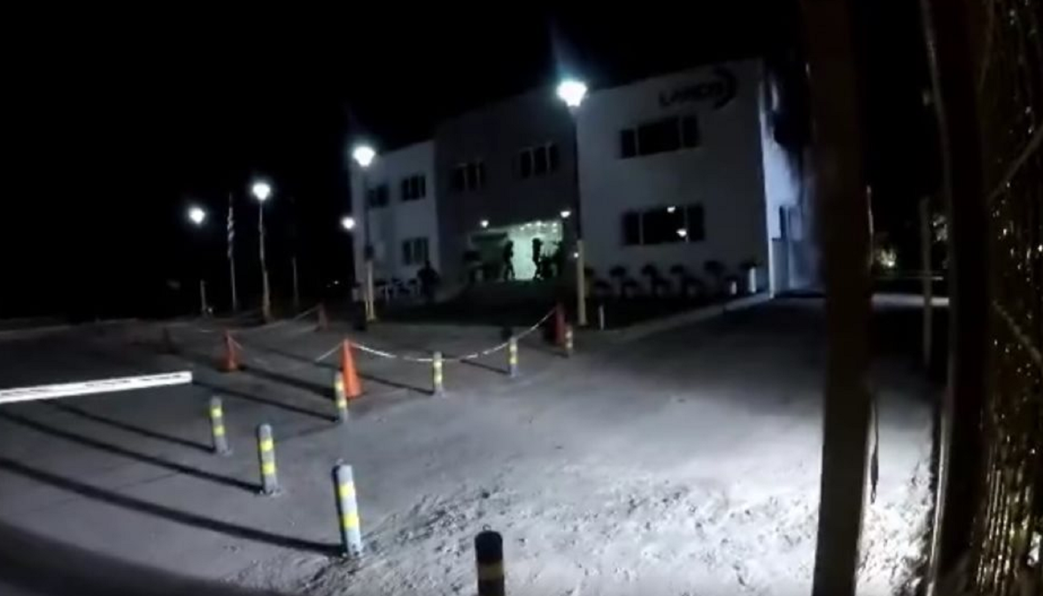 Ρουβίκωνας: Επίθεση μελών του με σφυριά και μπογιές στα γραφεία της ΛΑΡΚΟ