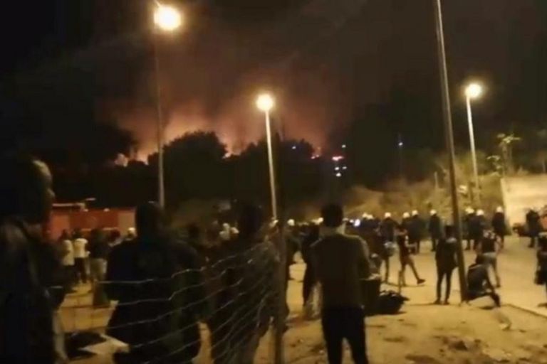 Σάμος: Νύχτα τρόμου με φωτιές και μαχαιρώματα – Κλειστά σήμερα τα σχολεία του νησιού