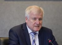 Χορστ Ζεεχόφερ: Αν δεν βοηθήσουμε την Ελλάδα και την Τουρκία οι μετανάστες θα φτάσουν και στη Γερμανία