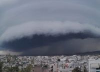 Shelf cloud: Τι είναι το εντυπωσιακό σύννεφο που εμφανίστηκε πάνω από την Αττική