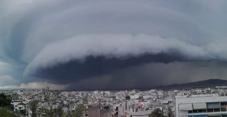 Shelf cloud: Τι είναι το εντυπωσιακό σύννεφο που εμφανίστηκε πάνω από την Αττική
