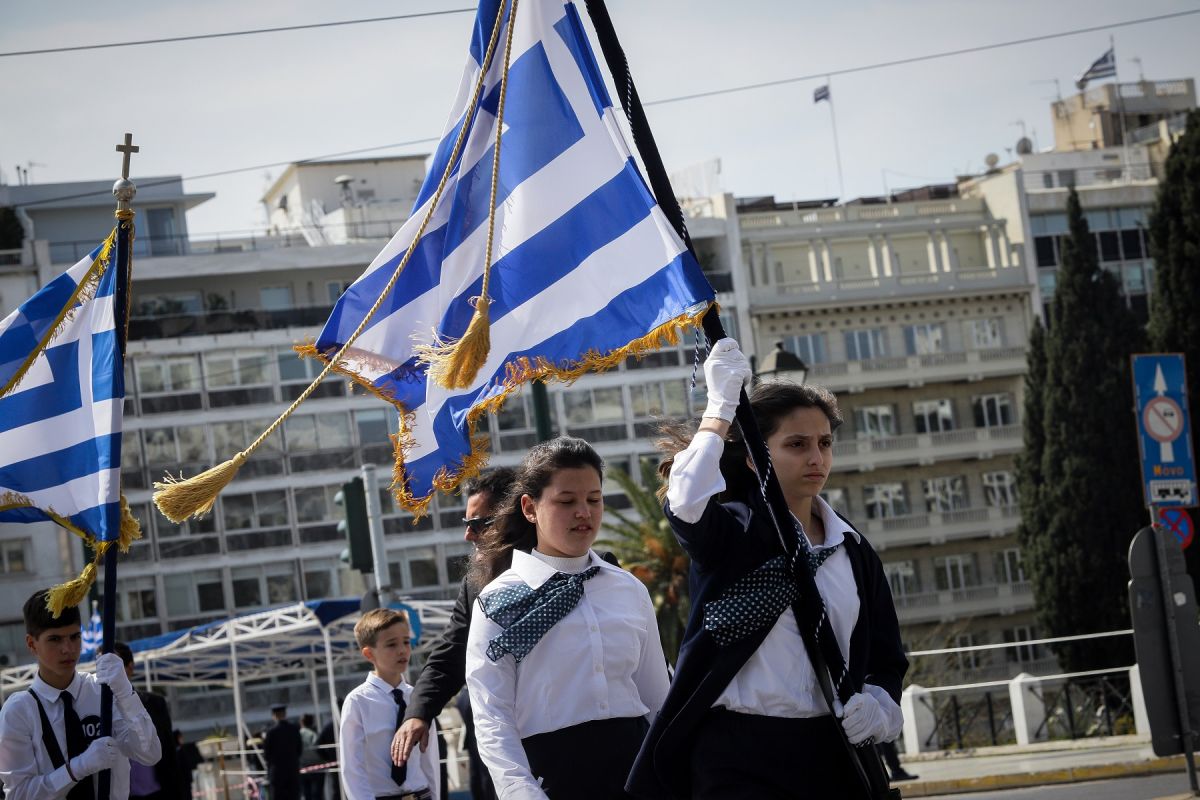 Βουλή: Τέλος οι σημαιοφόροι με κλήρωση στο Δημοτικό – Κατατέθηκε η τροπολογία