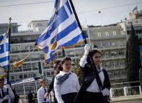 Βουλή: Τέλος οι σημαιοφόροι με κλήρωση στο Δημοτικό – Κατατέθηκε η τροπολογία