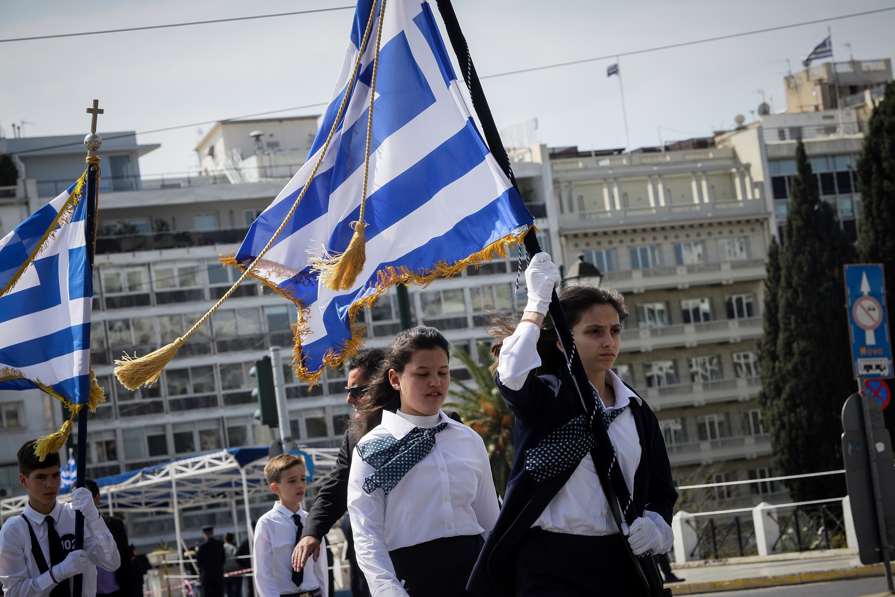 Βουλή: Τέλος οι σημαιοφόροι με κλήρωση στο Δημοτικό – Κατατέθηκε η τροπολογία