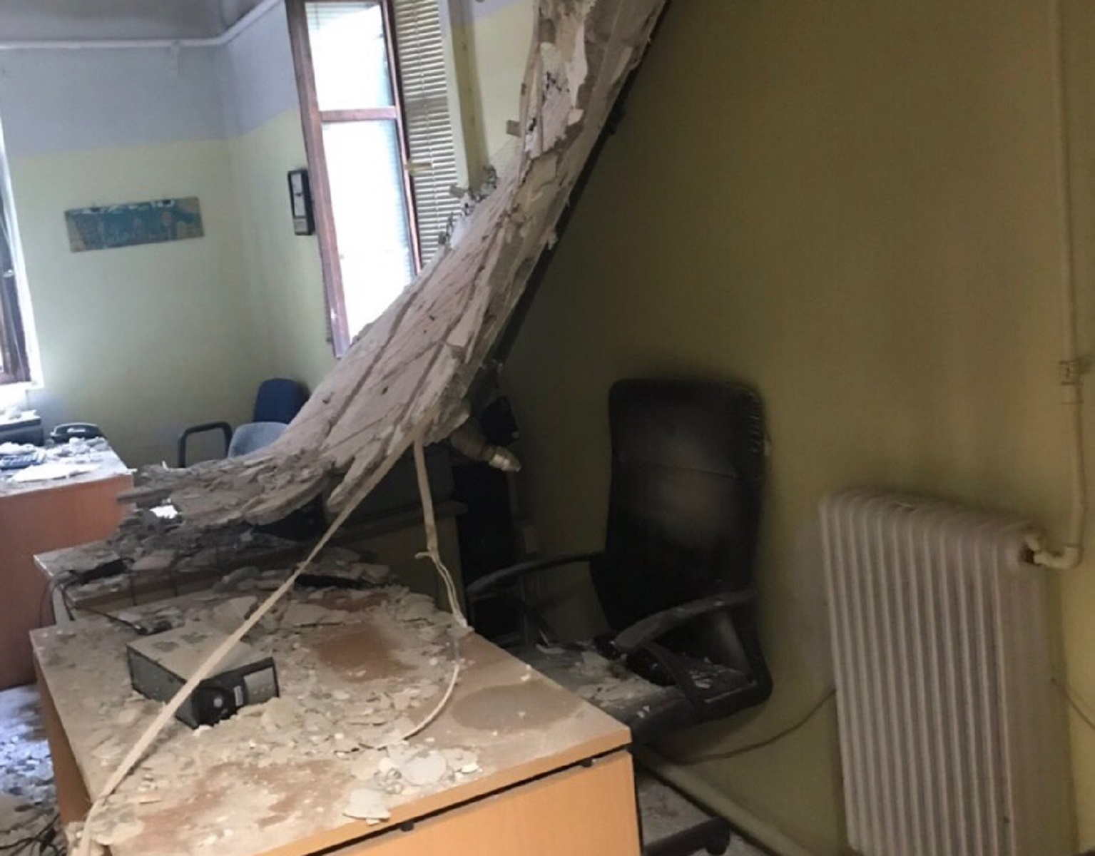 Θεσσαλονίκη: Κατέρρευσε οροφή στο τμήμα Πληροφορικής του “Ιπποκρατείου” νοσοκομείου (pics)