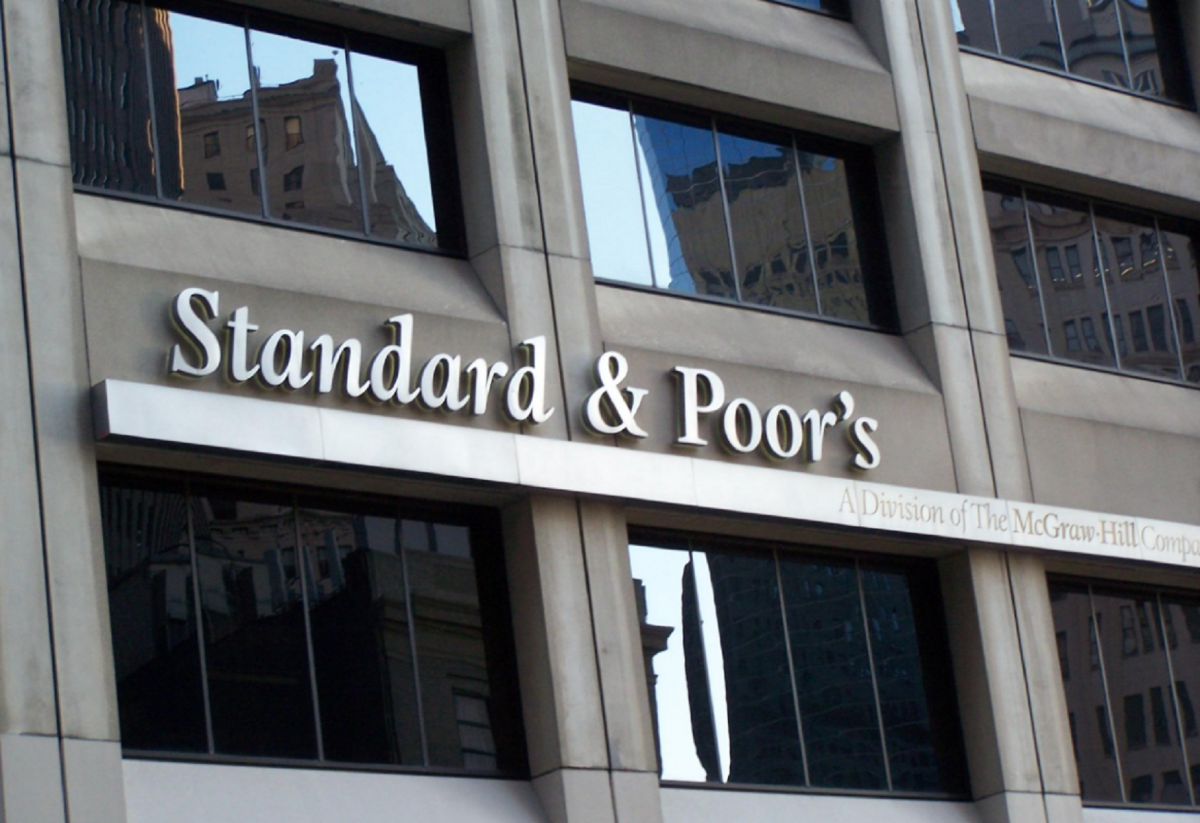 Standard & Poor’s: Αναβάθμισε κατά μια βαθμίδα την ελληνική οικονομία