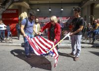 Θεσσαλονίκη: Συγκέντρωση και πορεία κατά της επίσκεψης Πομπέο – Έκαψαν αμερικανική σημαία (vid)
