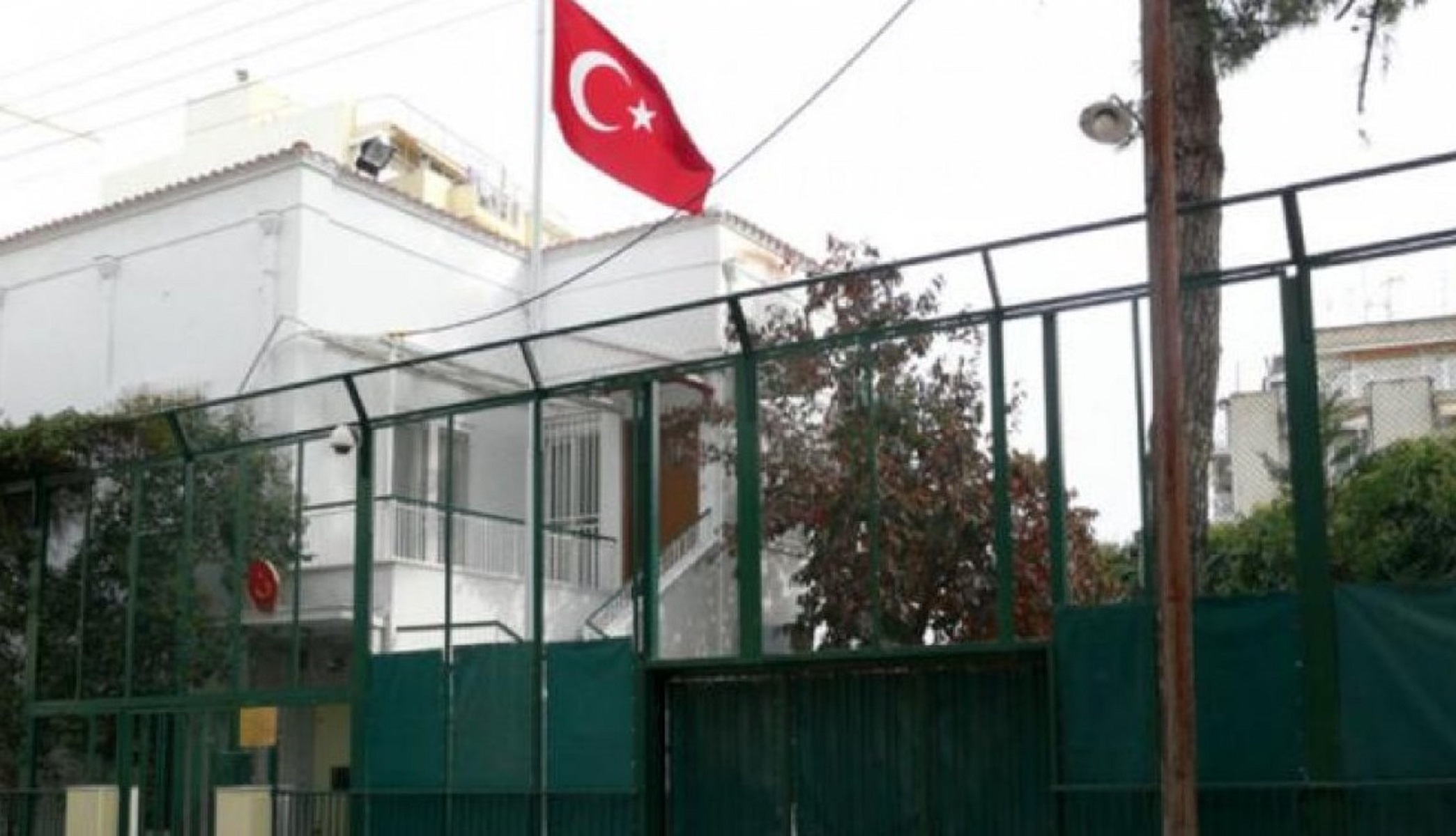 Θεσσαλονίκη: Ο Ρουβίκωνας μπήκε στο τουρκικό προξενείο και σήκωσε πανό υπέρ των Κούρδων