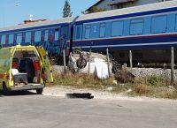 Τραγωδία στα Τρίκαλα: Μία νεκρή από φρικτή σύγκρουση τρένου με αυτοκίνητο (pics&vid)