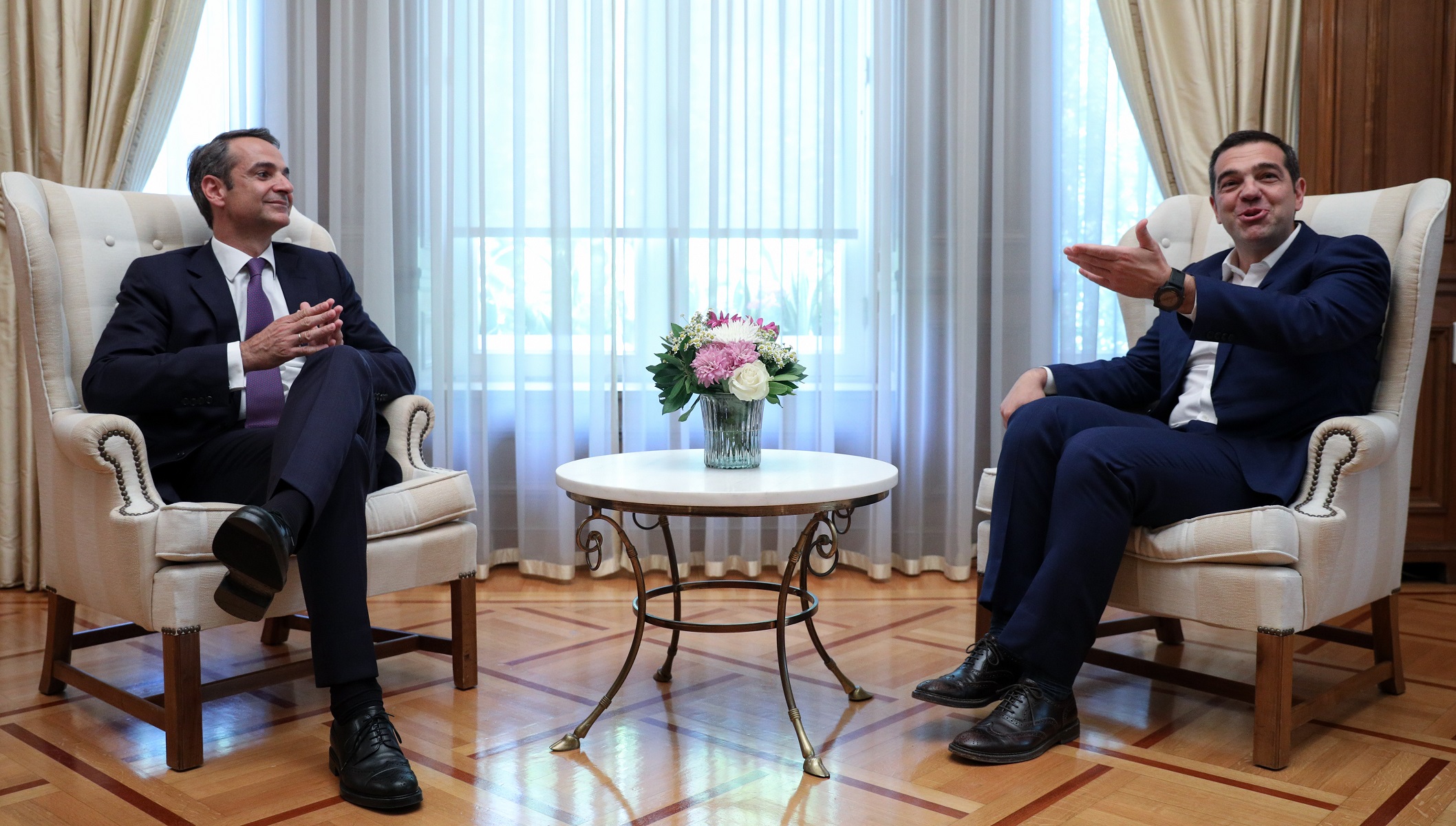 Απίθανος διάλογος Μητσοτάκη – Τσίπρα για τις “μεταρρυθμίσεις επίπλων”
