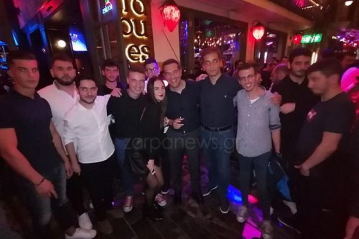 Ο Τσίπρας είδε σε μπαρ στο Ρέθυμνο τον αγώνα Ολυμπιακός – Μπάγερν: Δείτε τι έγινε