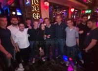 Ο Τσίπρας είδε σε μπαρ στο Ρέθυμνο τον αγώνα Ολυμπιακός – Μπάγερν: Δείτε τι έγινε