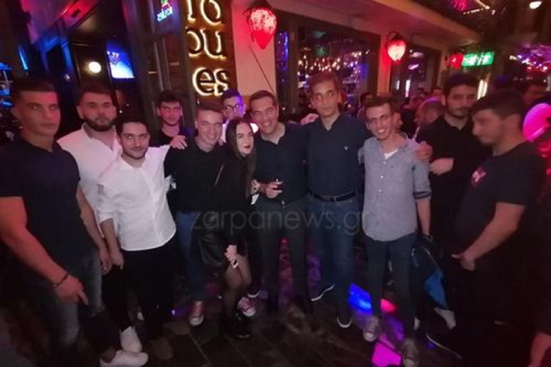 Ο Τσίπρας είδε σε μπαρ στο Ρέθυμνο τον αγώνα Ολυμπιακός – Μπάγερν: Δείτε τι έγινε