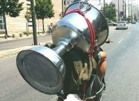 Απίστευτο: Οδηγός μεταφέρει στο κέντρο της Αθήνας ολόκληρη κολυμπήθρα με Vespa