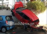 Χανιά: Απίστευτο τροχαίο με αυτοκίνητο που ανέβηκε σε μπαλκόνι
