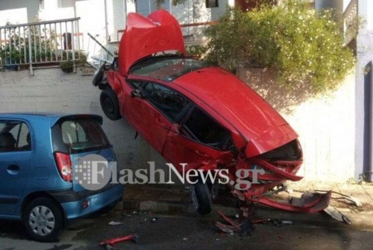 Χανιά: Απίστευτο τροχαίο με αυτοκίνητο που ανέβηκε σε μπαλκόνι