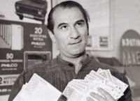 Κώστας Χατζηχρήστος: Ο δάσκαλος του αυτοσχεδιασμού που άφησε ιστορία με τις ατάκες του