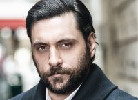 Γιώργος Χρυσοστόμου: “Προσπαθώ να διαχειριστώ τη μοναξιά μου, έχω κλειστεί στο σπίτι, δεν βγαίνω”