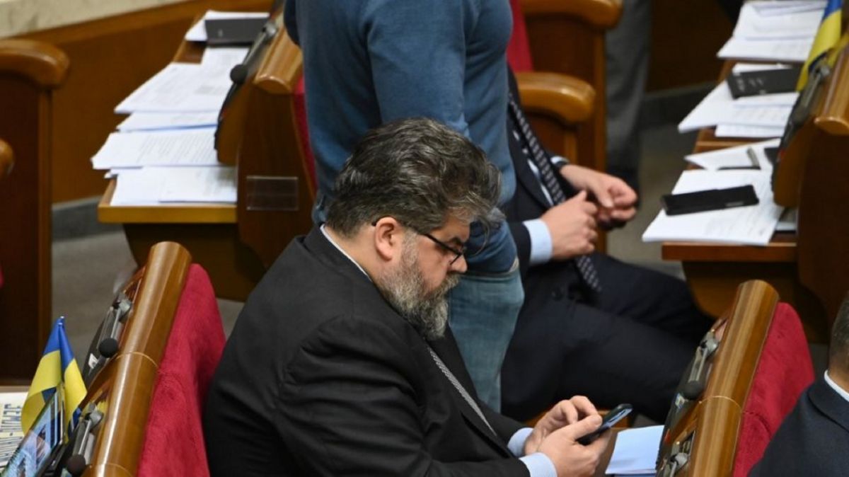 Βουλευτής έκλεινε ραντεβού με ιερόδουλη στη διάρκεια συνεδρίασης του κοινοβουλίου [pics]