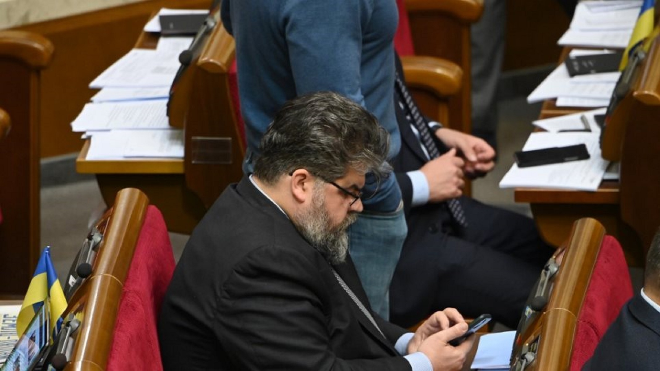 Βουλευτής έκλεινε ραντεβού με ιερόδουλη στη διάρκεια συνεδρίασης του κοινοβουλίου [pics]
