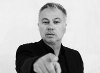 Χριστόφορος Ζαραλίκος: Ο “όρθιος κωμικός” στο Γυάλινο Μουσικό Θέατρο Χριστόφορος Ζαραλίκος: Ο “όρθιος κωμικός” στο Γυάλινο Μουσικό Θέατρο