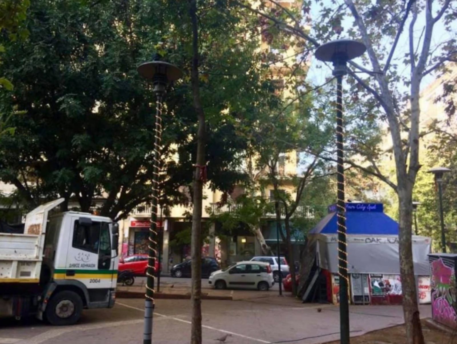 Εξάρχεια: Χριστουγεννιάτικος στολισμός από τον Κώστα Μπακογιάννη [pics]