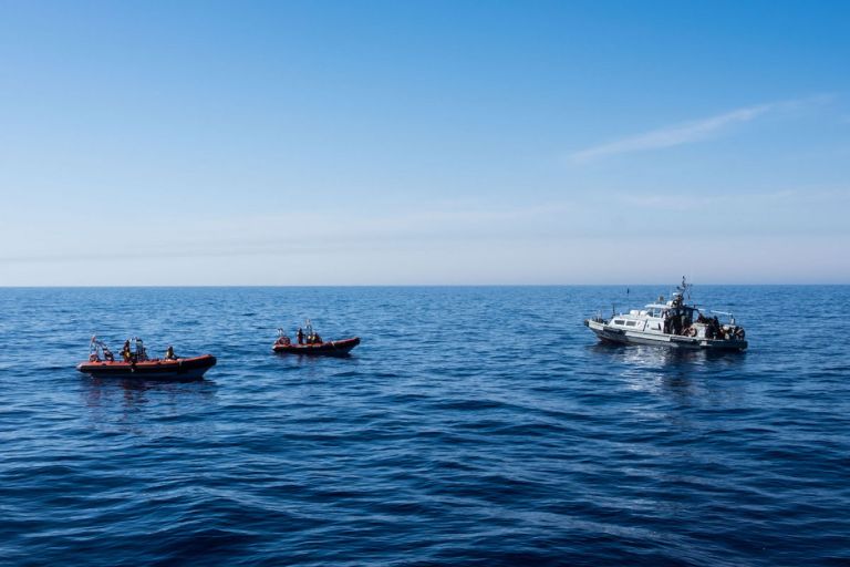 Ισπανία: Τέσσερις μετανάστες νεκροί και 16 αγνοούμενοι μετά από ανατροπή σκάφους