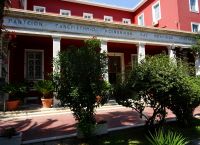 Πάντειο: Εισβολή κρανοφόρων στη γενική συνέλευση των φοιτητών [vid]