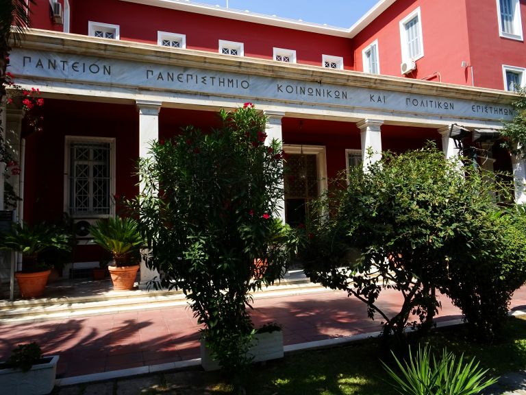 Πάντειο: Εισβολή κρανοφόρων στη γενική συνέλευση των φοιτητών [vid]