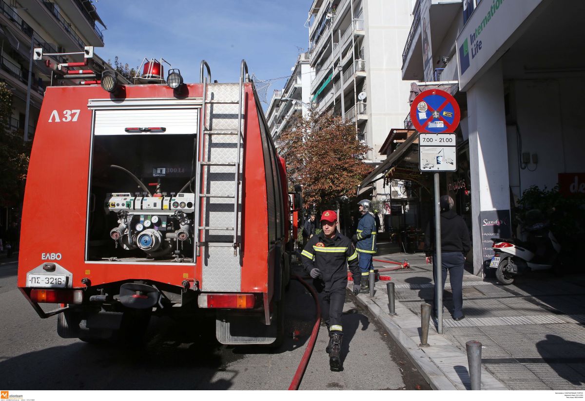 Θεσσαλονίκη: Μηχανή έπιασε φωτιά – Κάηκαν και δύο ΙΧ