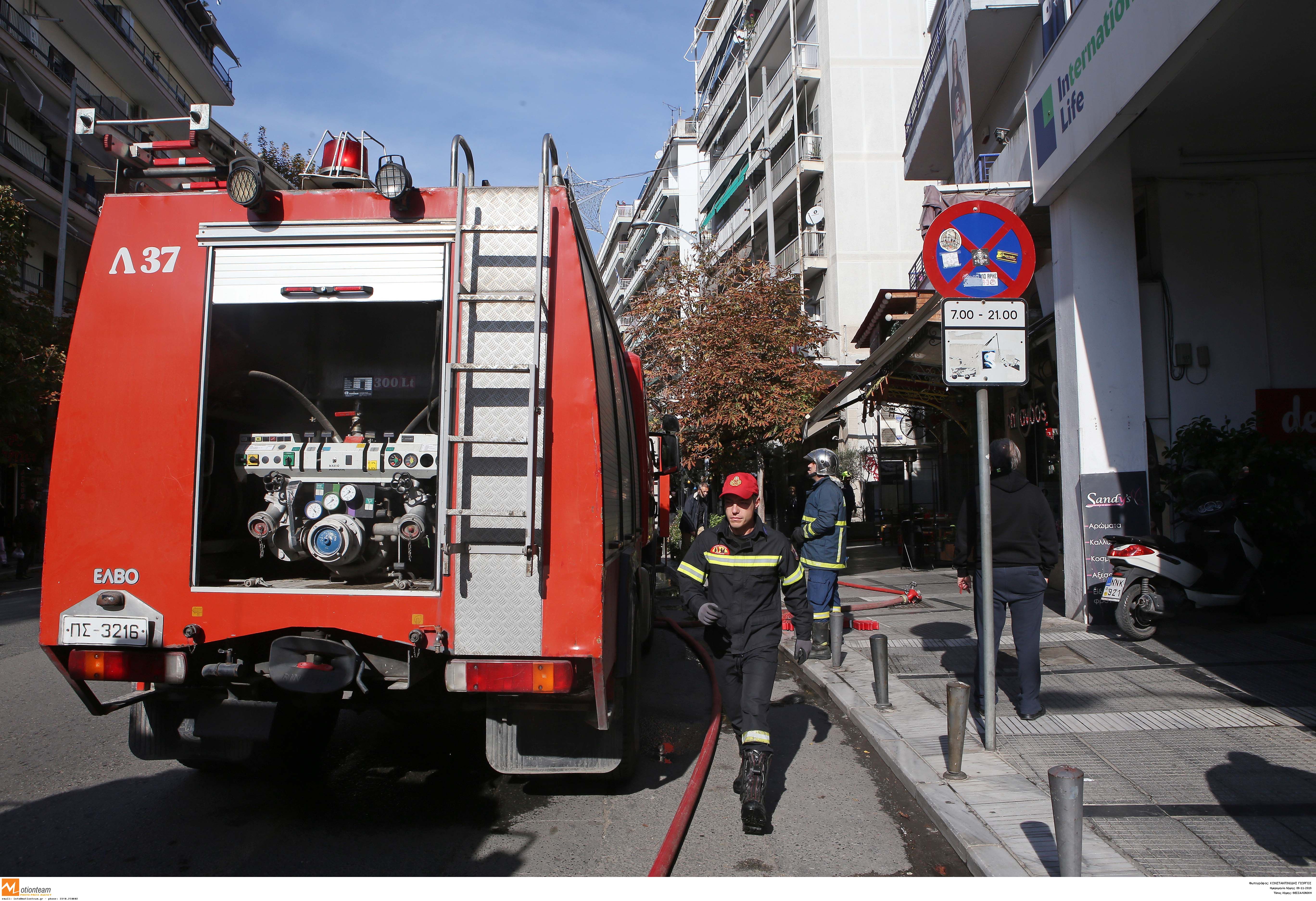 Θεσσαλονίκη: Μηχανή έπιασε φωτιά – Κάηκαν και δύο ΙΧ