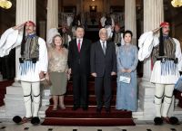 Προεδρικό Μέγαρο: Το μήνυμα του ΠτΔ, τα χαμόγελα, οι χειραψίες και οι λαμπερές παρουσίες [pics]