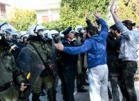 Κλειστή η Λεωφόρος Ποσειδώνος στο Καβούρι – Επεισόδια μεταξύ φοιτητών και αστυνομικών [vid]