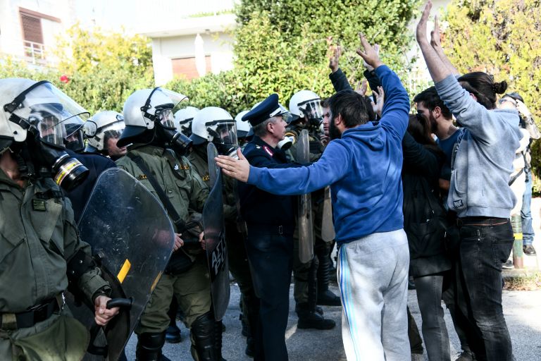 Κλειστή η Λεωφόρος Ποσειδώνος στο Καβούρι – Επεισόδια μεταξύ φοιτητών και αστυνομικών [vid]