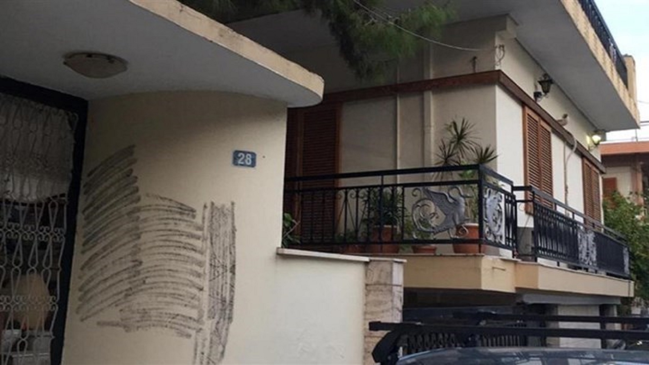 Μέγαρα: Συγκλονίζει η σύζυγος του θύματος – “Μου έριξε στο πόδι και πυροβόλησε τρεις φορές τον σύζυγό μου”