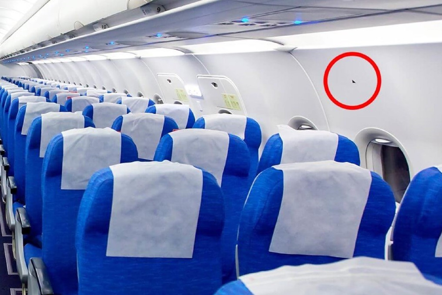 Τι σημαίνει αυτό το μικροσκοπικό τρίγωνο πάνω από τις θέσεις στο αεροπλάνο