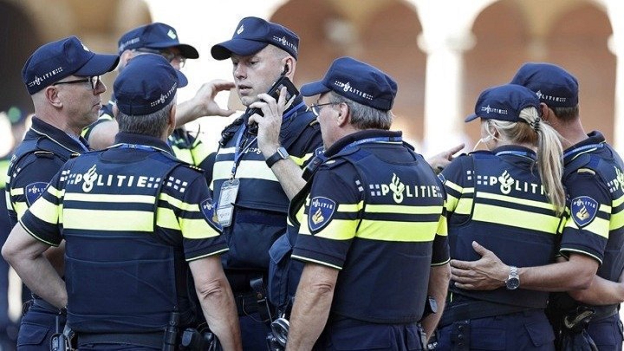 Ολλανδία: 16 μετανάστες βρέθηκαν ζωντανοί μέσα σε ένα φορτηγό