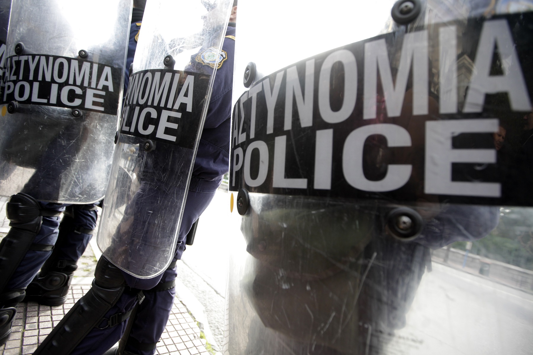 ΑΣΟΕΕ: Επίθεση σε διμοιρία των ΜΑΤ πίσω από το κτίριο της
