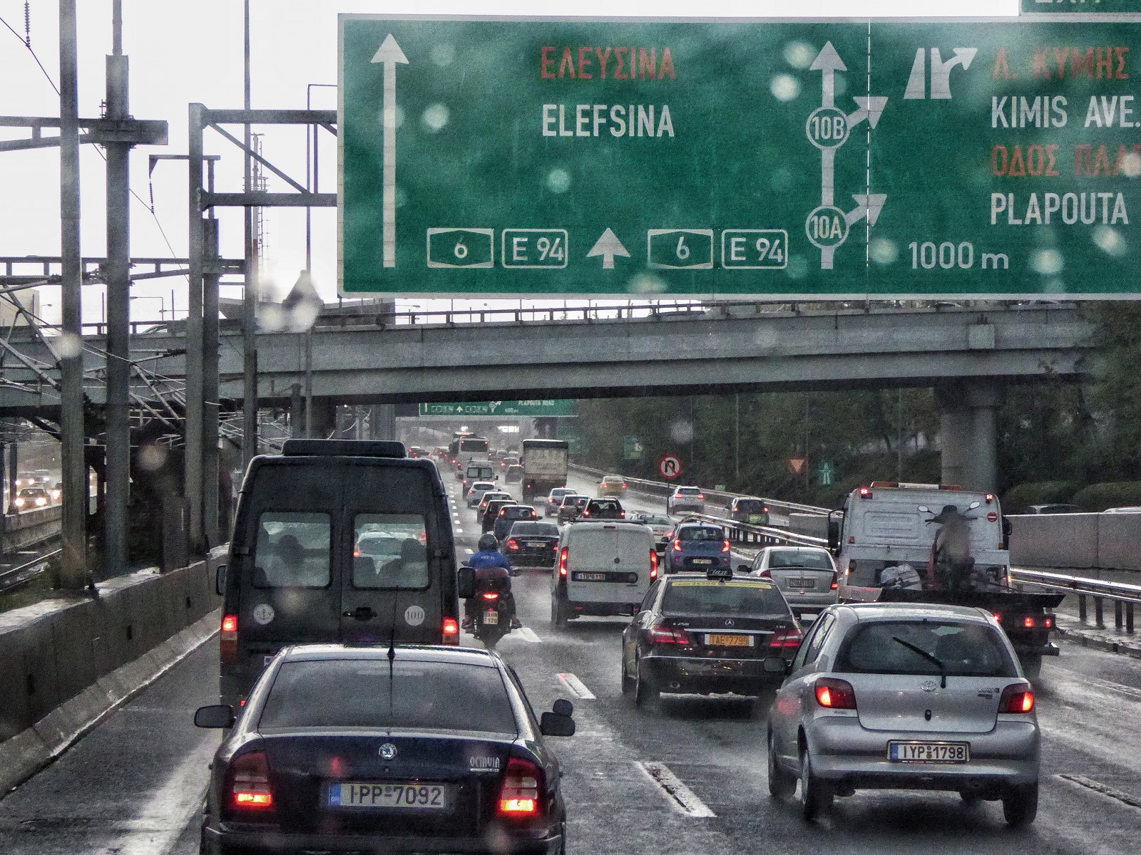 Κίνηση στους δρόμους live τώρα: Η κακοκαιρία έφερε κυκλοφοριακή συμφόρηση