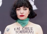 Mon Laferte: H Χιλιανή τραγουδίστρια έδειξε το στήθος της σε ένδειξη διαμαρτυρίας