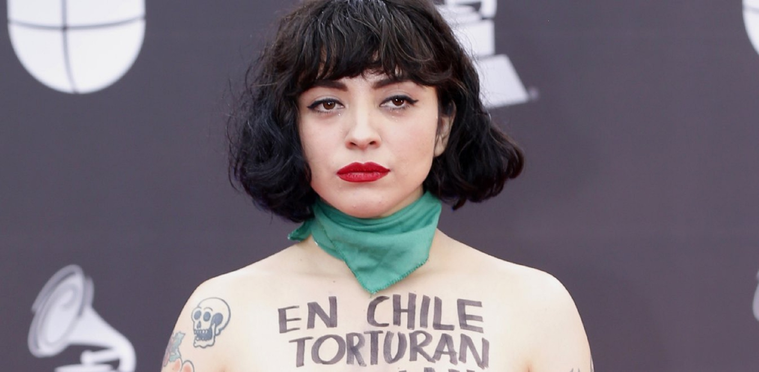 Mon Laferte: H Χιλιανή τραγουδίστρια έδειξε το στήθος της σε ένδειξη διαμαρτυρίας