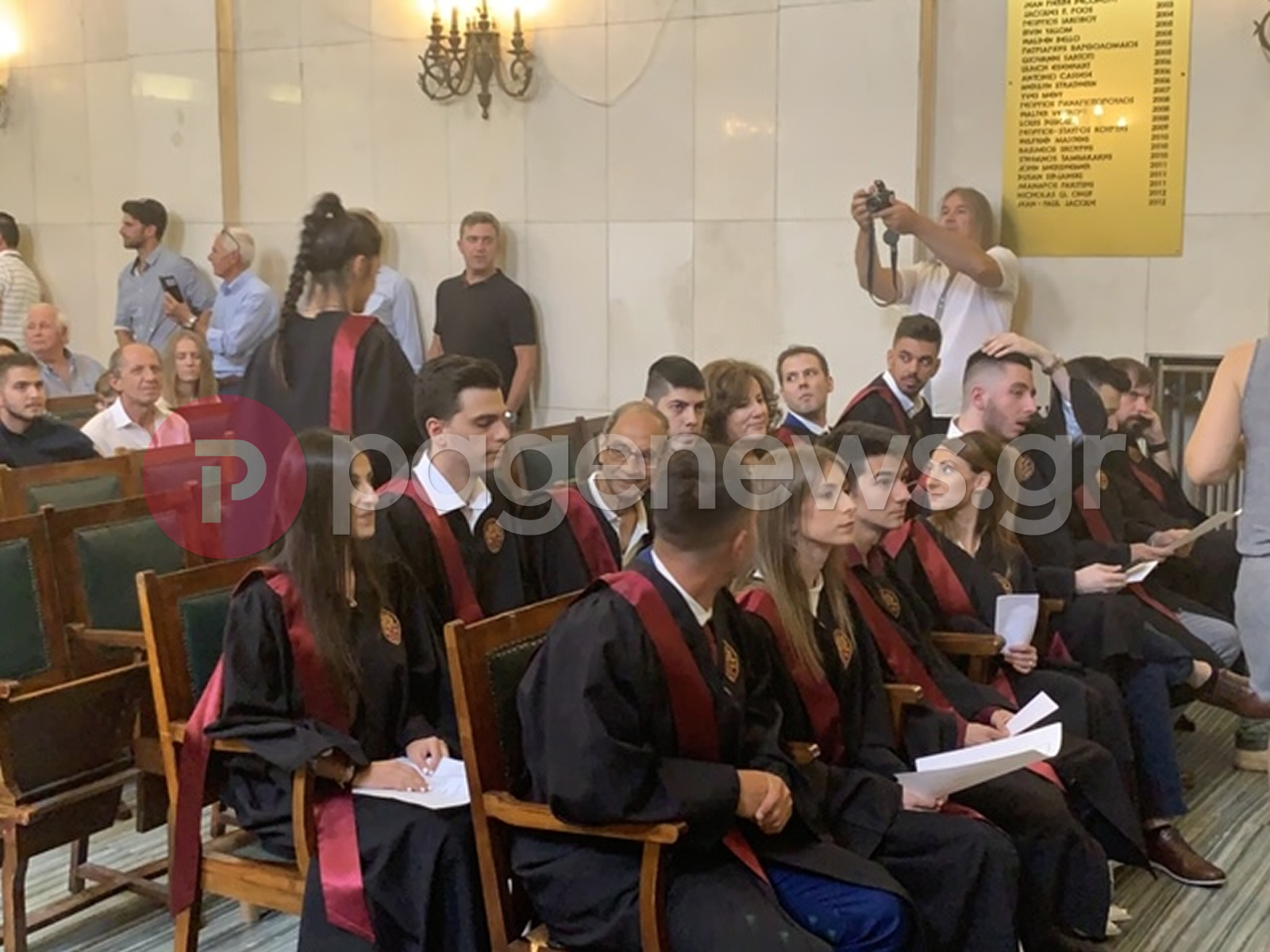 Φοιτητής 80 ετών (!) πήρε το πτυχίο του από το Πάντειο Πανεπιστήμιο [pics&vids]