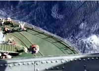 Καρέ – καρέ η επιχείρηση διάσωσης ασθενούς από πλοίο του Ρωσικού Πολεμικού Ναυτικού [vid]