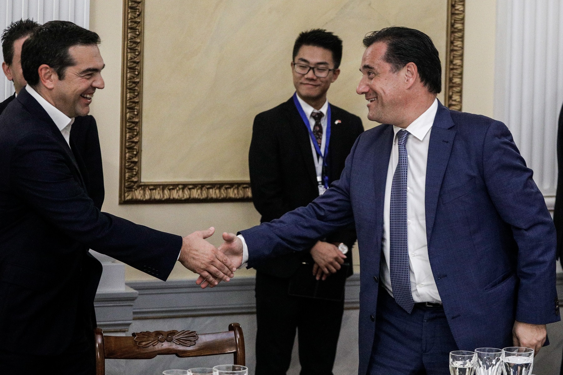 Προεδρικό Μέγαρο: Η χειραψία Αλέξη Τσίπρα – Άδωνι Γεωργιάδη που προκάλεσε “παροξυσμό” στο διαδίκτυο