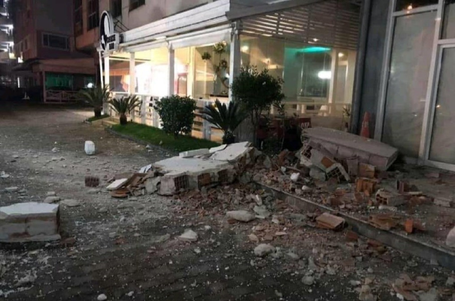 Ισχυρός σεισμός στην Αλβανία – Κατέρρευσε κτίριο, πληροφορίες για εγκλωβισμένους