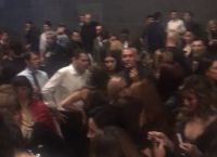 Αντικαπνιστικός νόμος: Ουρά για ένα τσιγάρο έξω από τα μπουζούκια [vid]