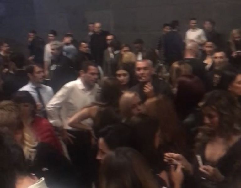Αντικαπνιστικός νόμος: Ουρά για ένα τσιγάρο έξω από τα μπουζούκια [vid]
