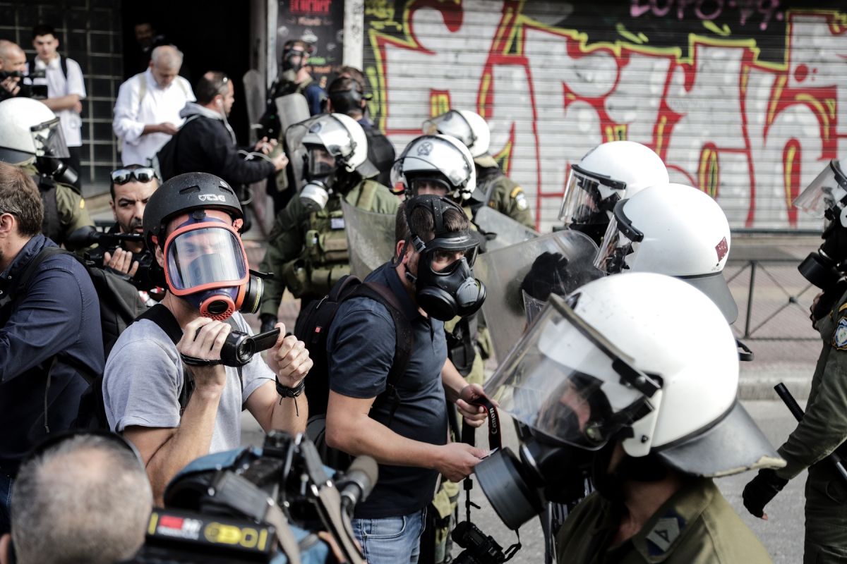 ΑΣΟΕΕ: Άντρας των ΜΑΤ κλώτσησε διαδηλώτρια