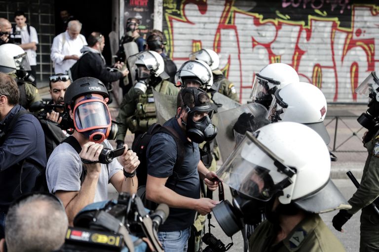 ΑΣΟΕΕ: Άντρας των ΜΑΤ κλώτσησε διαδηλώτρια